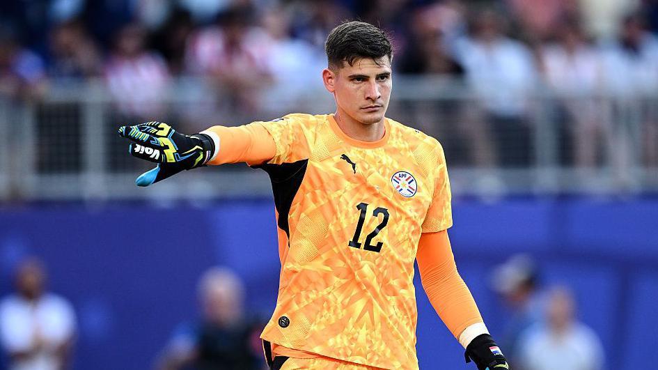 Orlando Gill, de Paraguay,  durante el partido de octavos de final de la Copa Mundial de la FIFA 2026 entre Paraguay y Francia en el estadio de Filadelfia, el 4 de julio de 2026, en Filadelfia, Pensilvania.