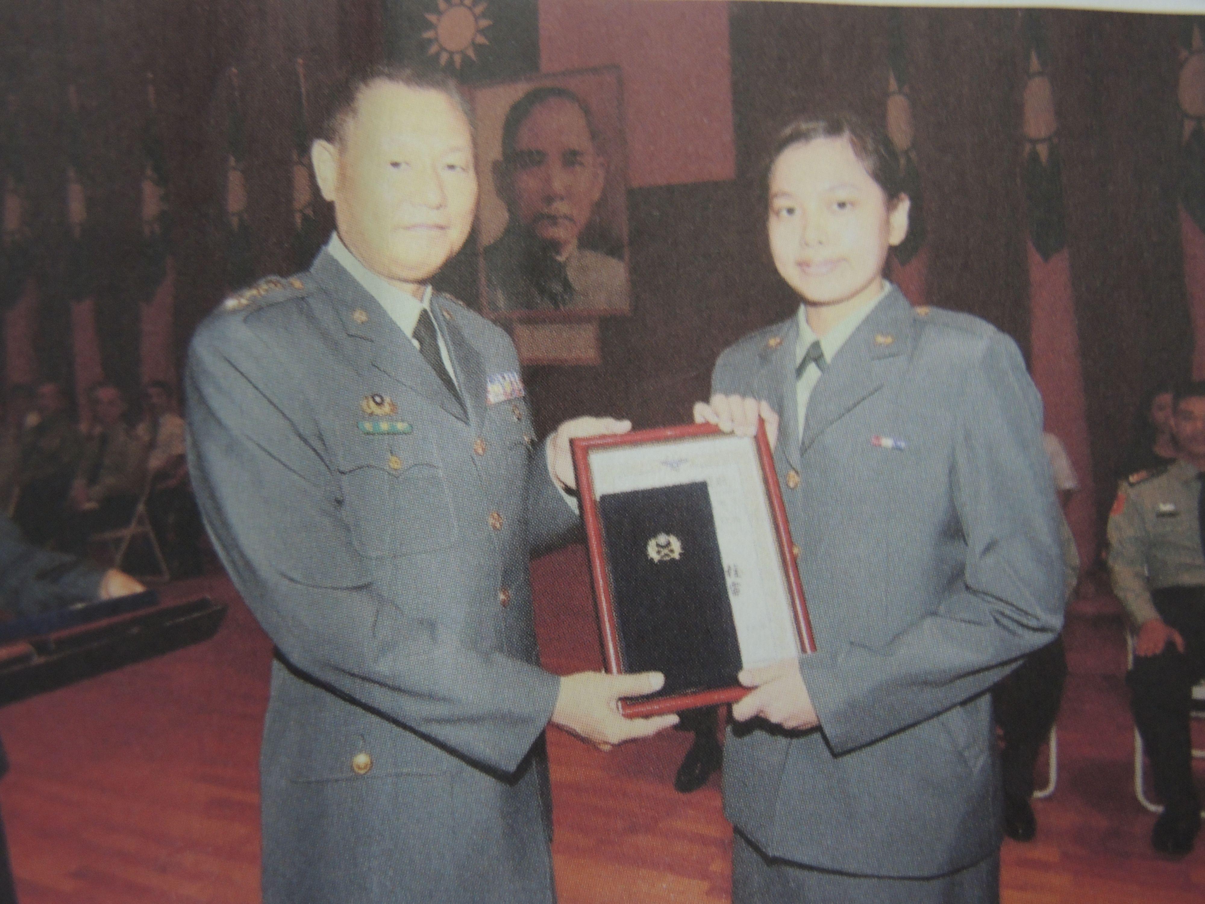 退伍軍人謝昀希過去接受軍隊長官表揚的照片。