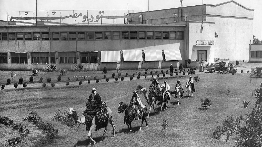 خلال تصوير فيلم في استوديو مصر للإنتاج الذي كان يملكه طلعت باشا حرب