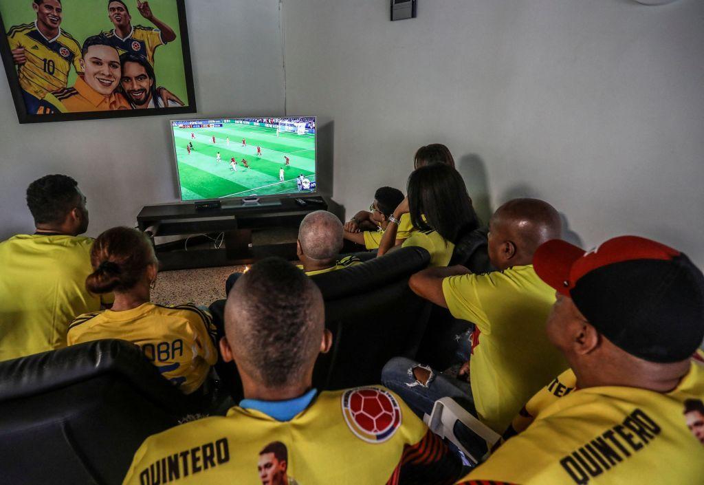 Colombianos viendo a la selección Colombia en un televisor