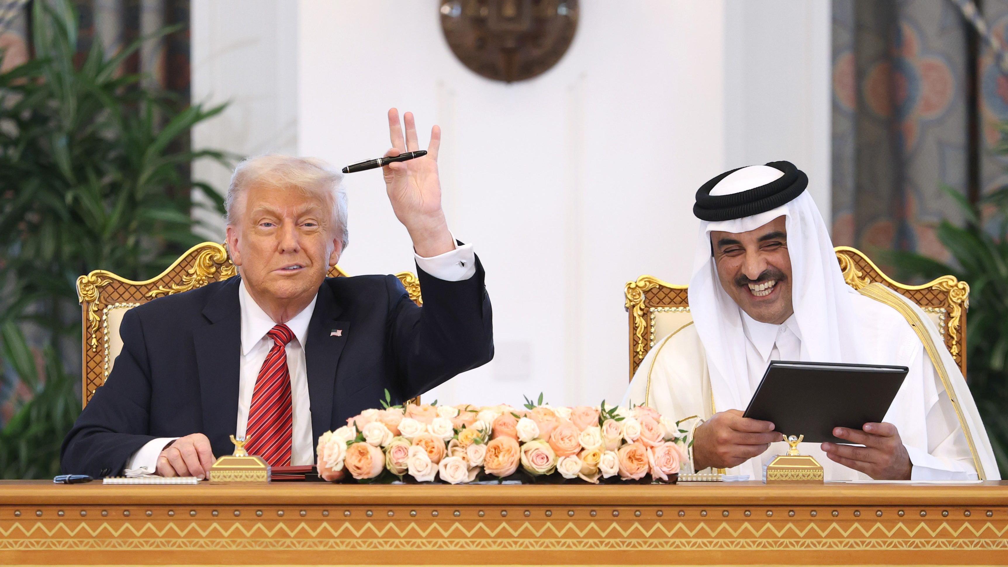 ترامب يحث الشرع على التطبيع مع إسرائيل، والبيت الأبيض يتوقع تبادلاً اقتصادياً مع قطر بـ 1.2 تريليون دولار 1 جانب من حضور الرئيس الأمريكي دونالد ترامب مع أمير قطر الشيخ تميم بن حمد آل ثاني توقيع اتفاقيات بين البلدين
