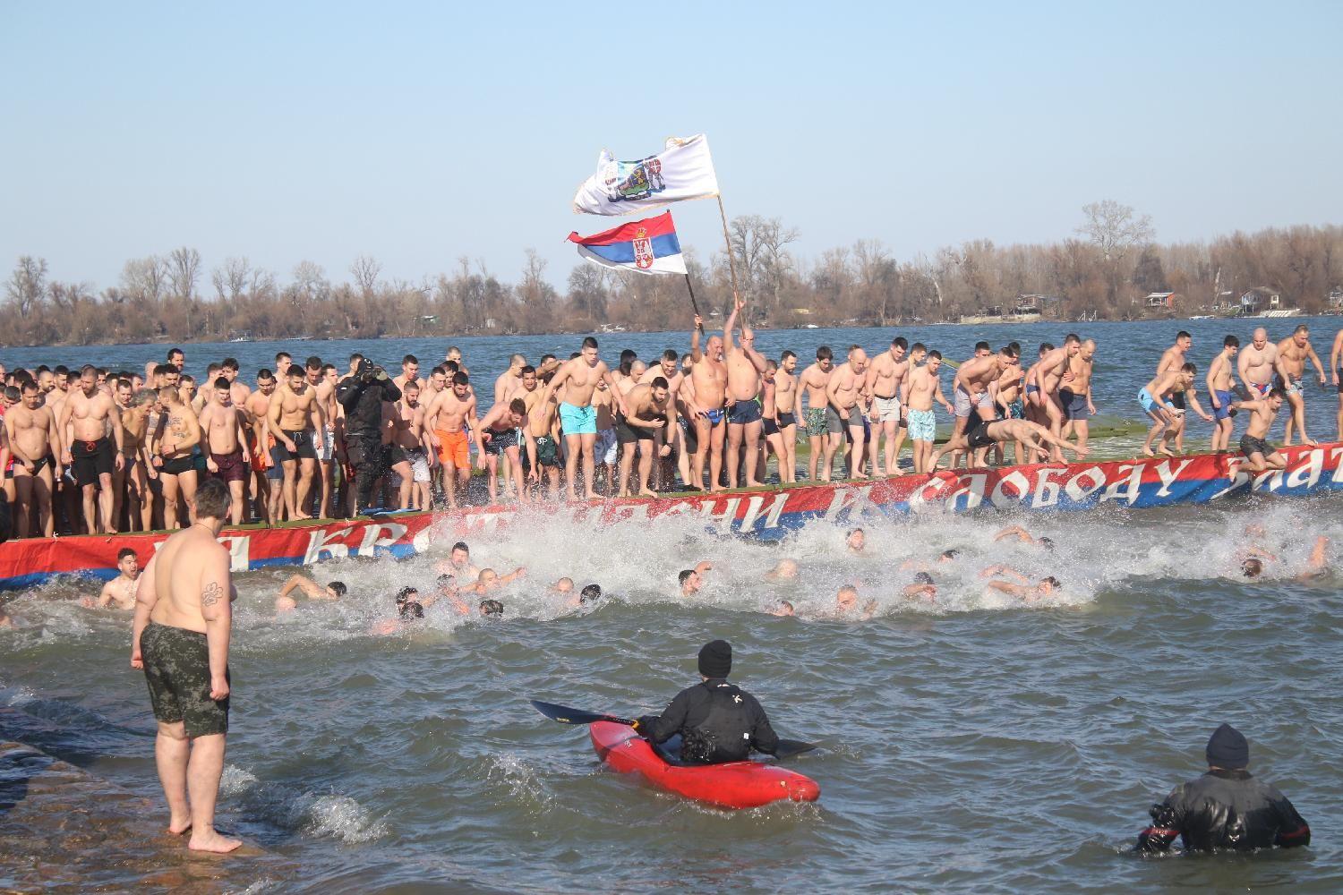 bogojavljanje u zemunu, plivanje za časni krst u zemunu na bogojavljanje, devojka prva doplivala do časnog krsta u zemunu
