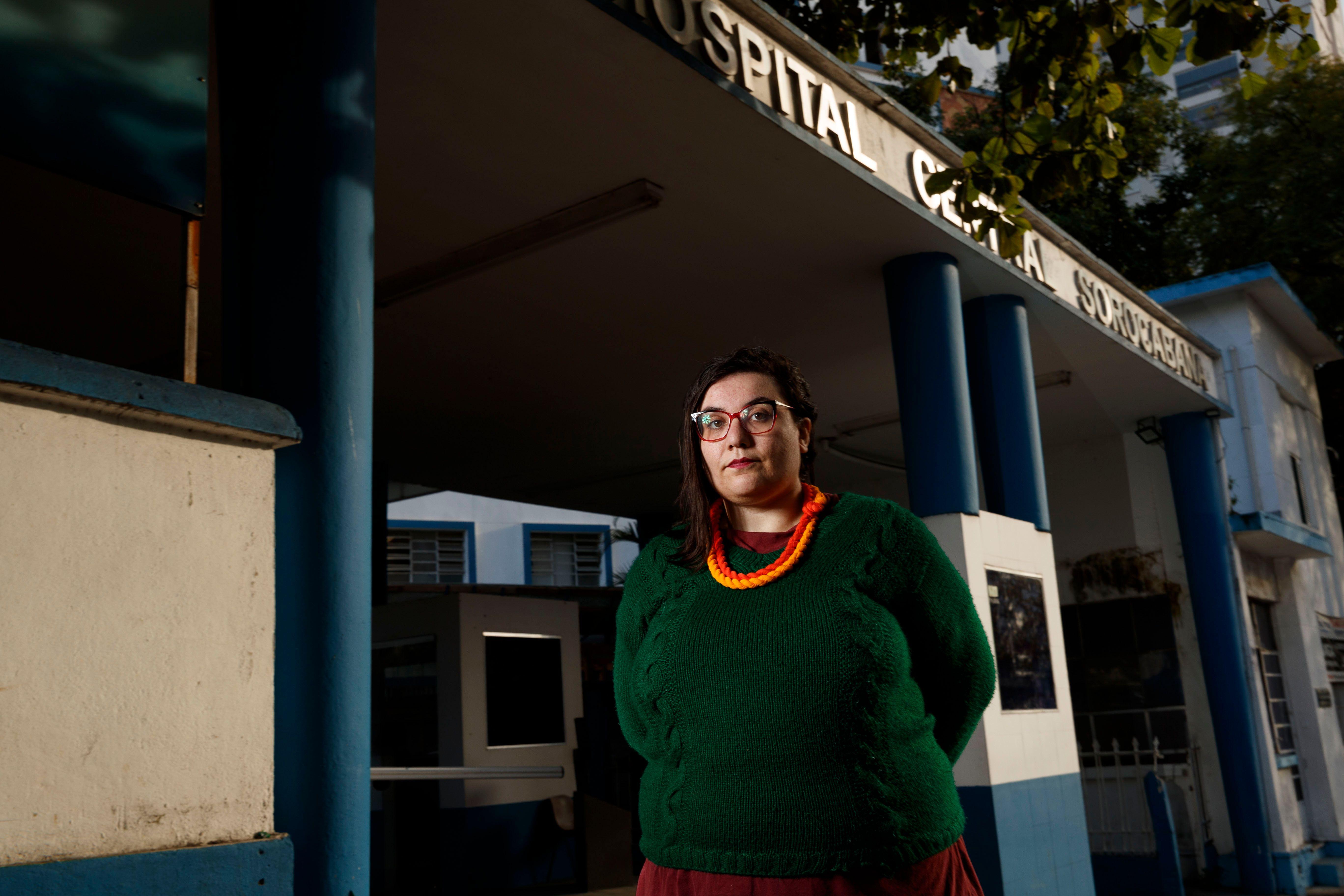 Alessandra Almeida em frente ao hospital Central Sorocabana, na Lapa, zona oeste de São Paulo, em 3 de junho de 2025