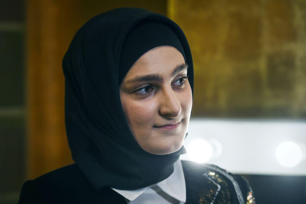 Айшат Кадирова в Парижі: жінка в чорній хустці збентежено посміхається