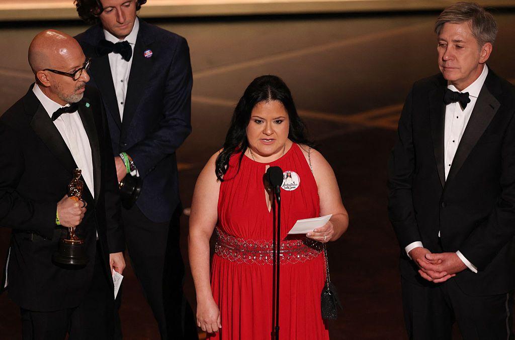 Gloria Cazales (C), madre de la víctima del tiroteo de Uvalde, habla junto al director de cine estadounidense Joshua Seftel, el director irlandés Conall Jones y el presentador estadounidense Steve Hartman mientras aceptan el premio al Mejor Cortometraje Documental por "All The Empty Rooms" en el escenario durante la 98ª edición de los Premios de la Academia en el Dolby Theatre en Hollywood, California, el 15 de marzo de 2026. (Foto de Patrick T. Fallon / AFP vía Getty Images)