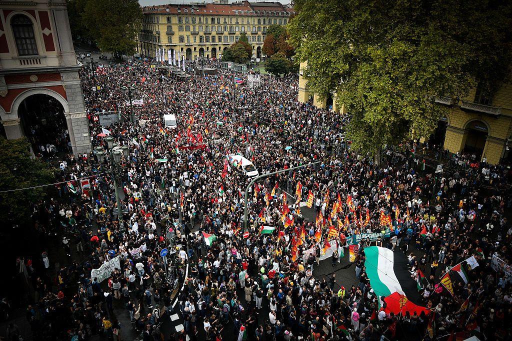 Vista aérea de una multitudinaria protesta en solidaridad con los palestinos en Turín, Italia, el 22 de septiembre de 2025