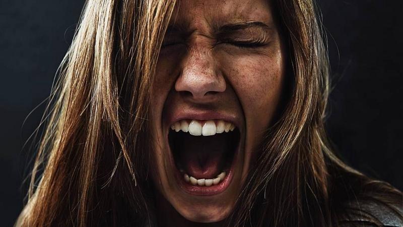 Uma mulher gritando