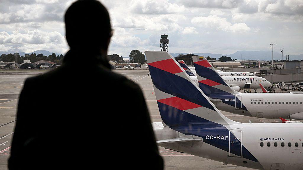 Aviones de Latam parqueados en el Aeropuerto El Dorado de Bogotá.