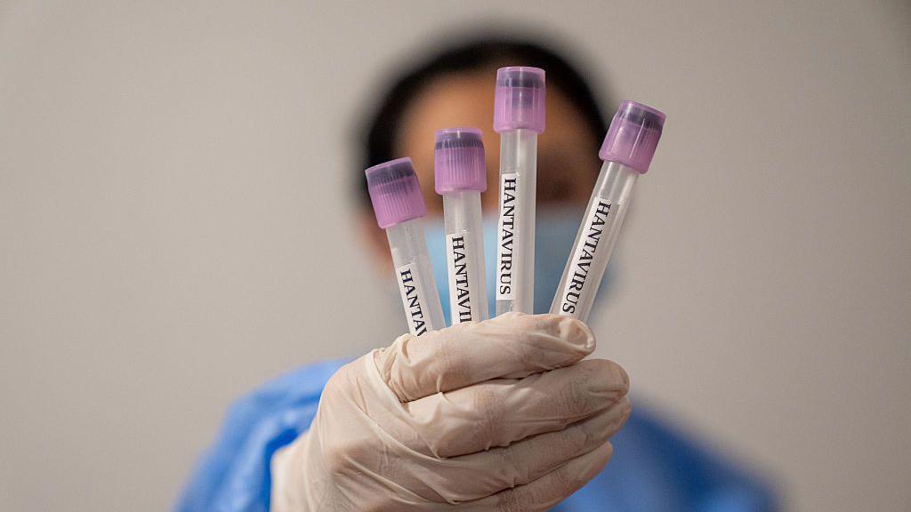 Doctora con tubos de ensayo