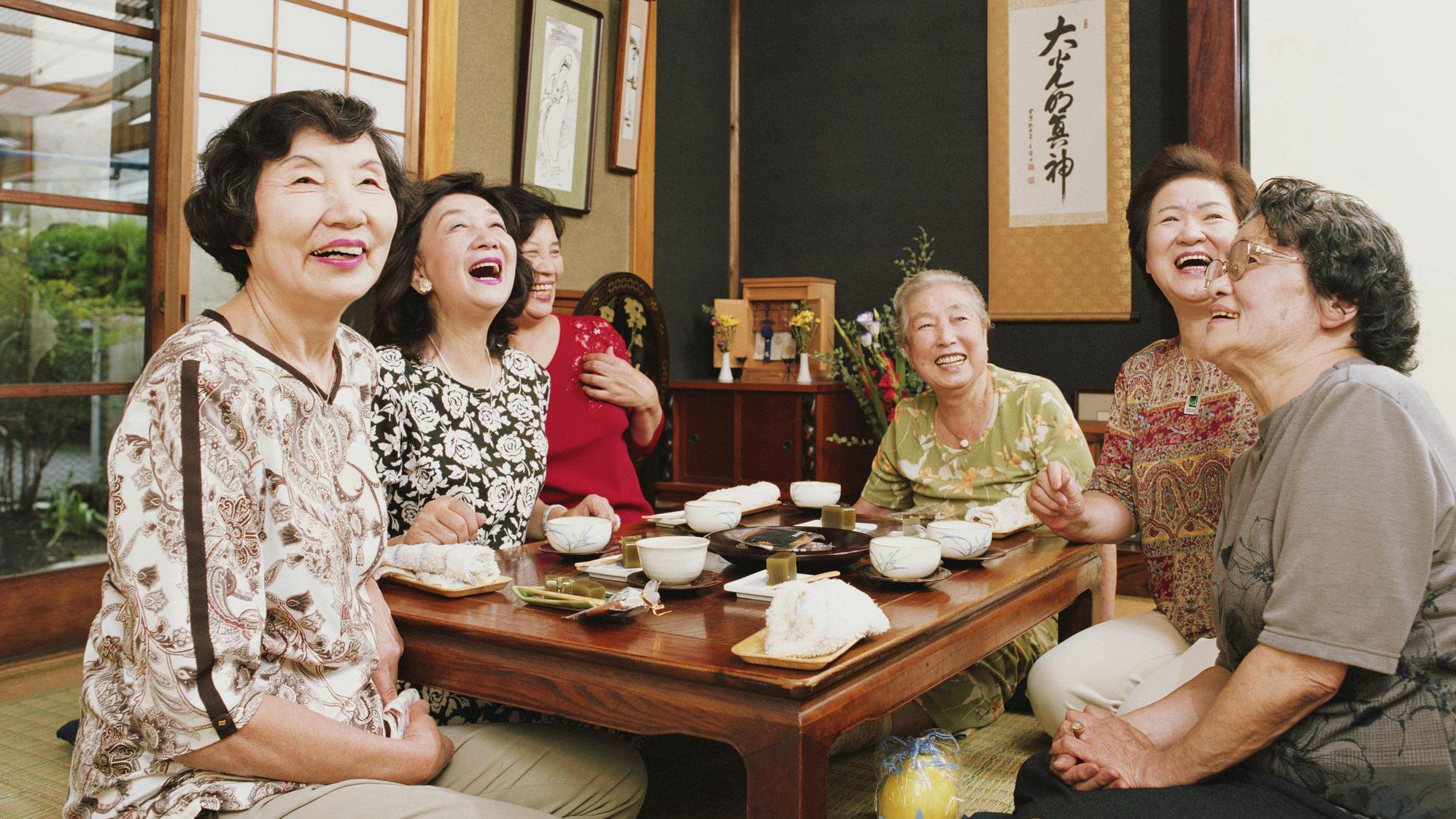 Un grupo de mujeres tomando té