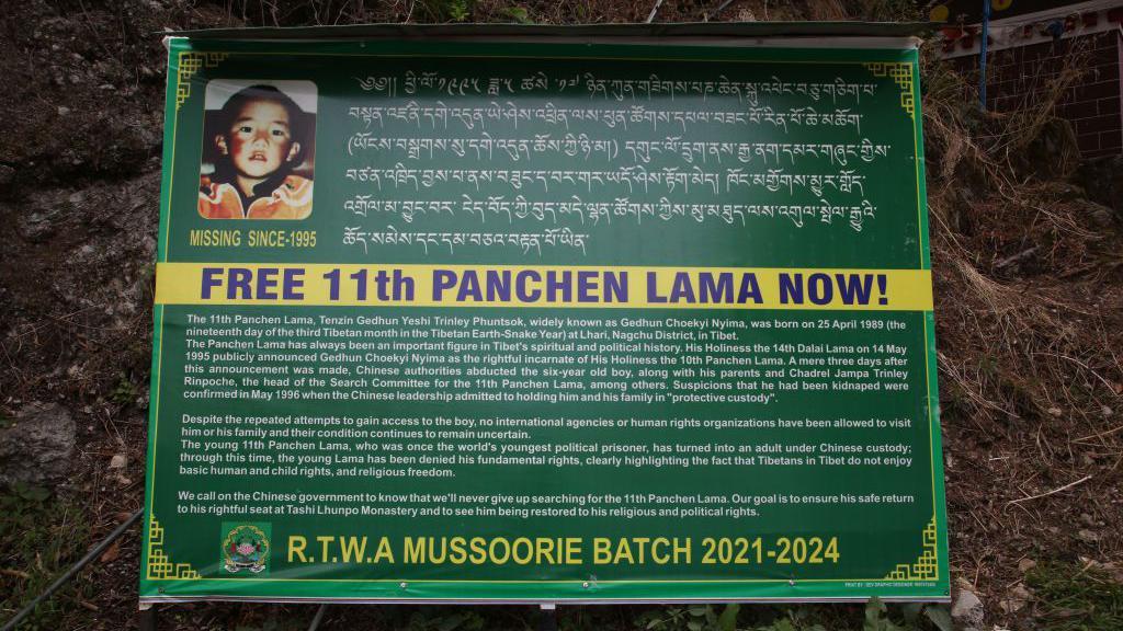 Cartel que pide la liberación del Panchen Lama tibetano.