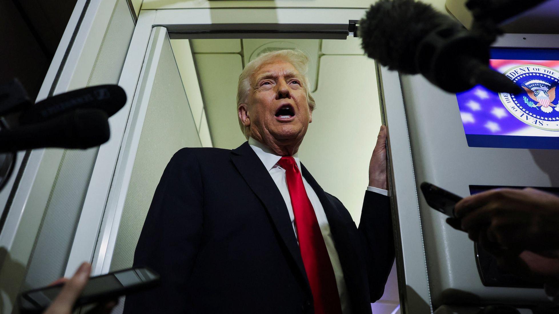 donald tramp u avionu