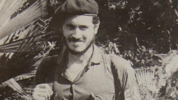 Camilo torres con el uniforme del ELN y aon un arma al hombro