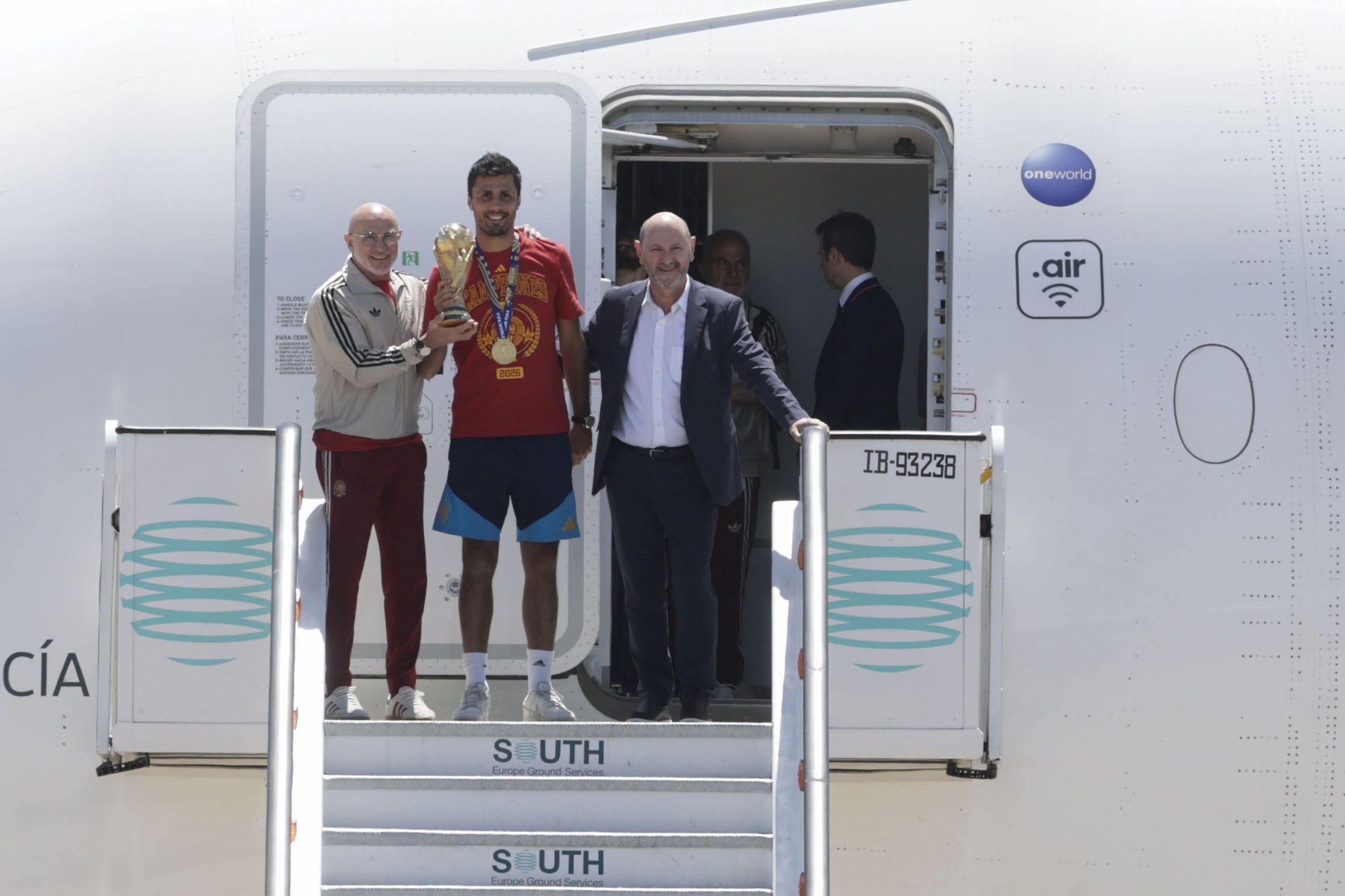 Španija dočekala svetske prvake: Fijesta za pamćenje u Madridu - u fotografijama 2 Luis de la Fuente, selektor Španije i Rodri, kapiten, iznose trofej iz aviona