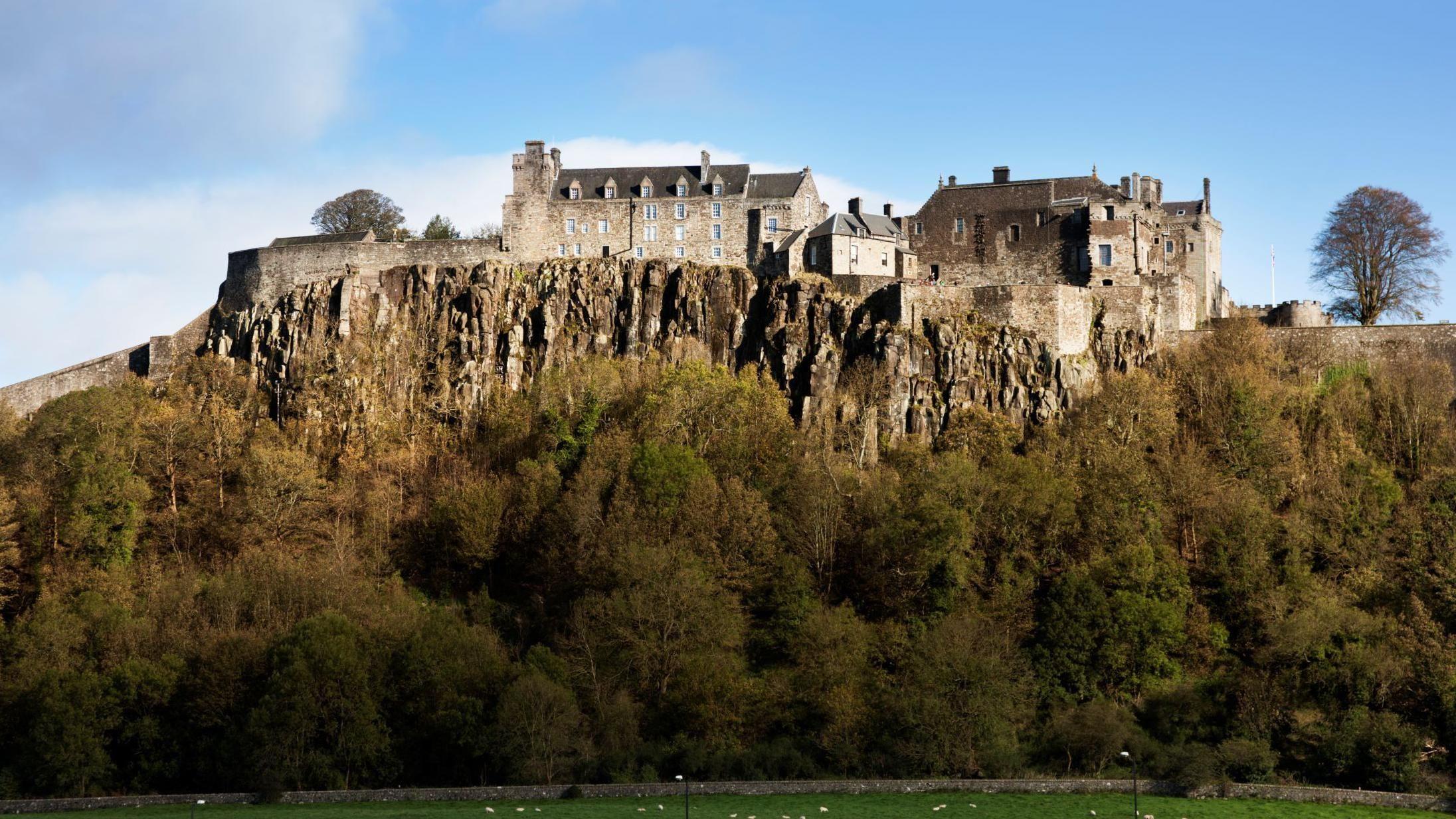 Constru&iacute;do sobre uma forma&ccedil;&atilde;o rochosa de origem vulc&acirc;nica, o Castelo de Stirling &eacute; formado por constru&ccedil;&otilde;es de pedra com janelas estreitas