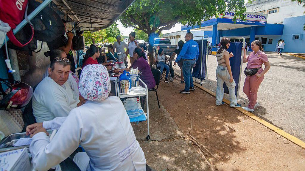 Personal médico atiende a pacientes frente al Hospital Luis Razeti un día después del sismo.