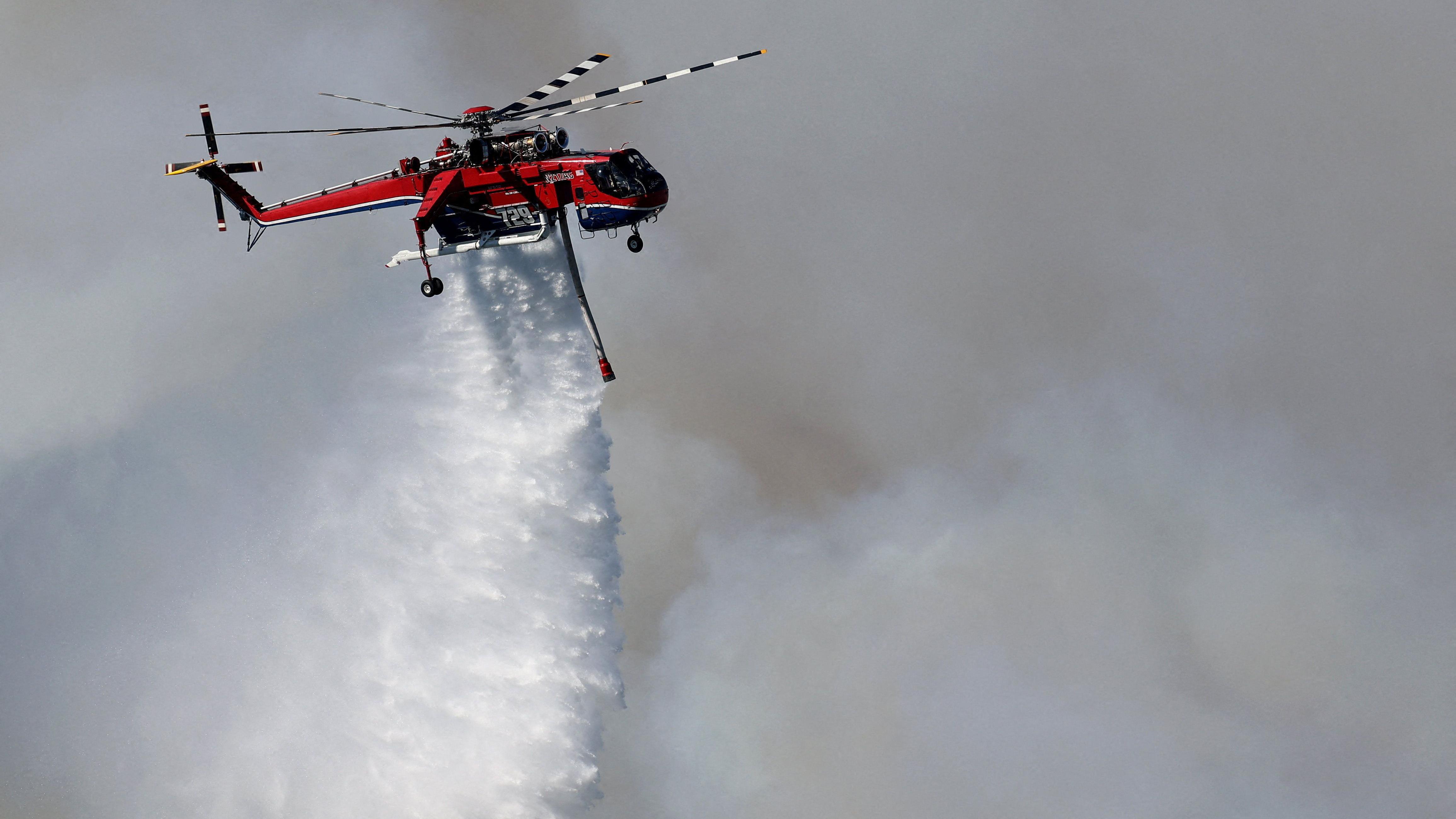požari u grčkoj, helikopter gasi požar u grčkoj