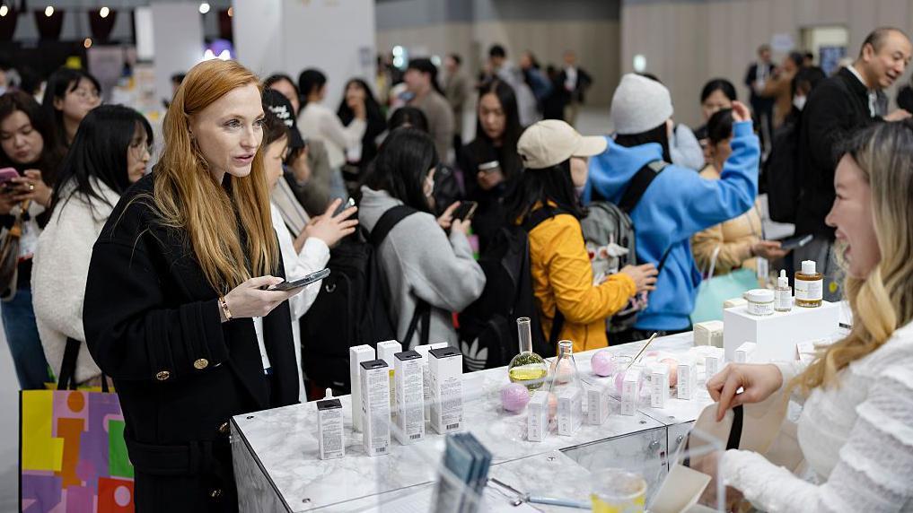 Compradores y visitantes exploran los stands durante la jornada inaugural de la Seoul Indie Beauty Show 2026 en el hotel Coex Magok inn Gangseo-gu, en Seúl, el 26 de marzo de 2026.