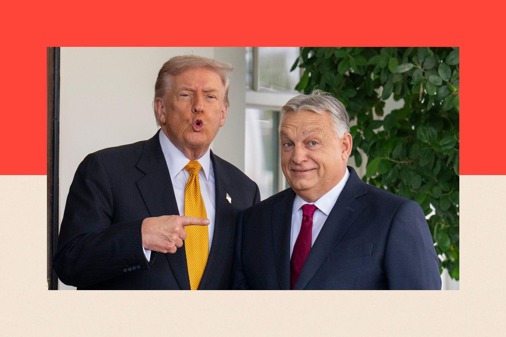 Donald Trump veste um terno azul-escuro e uma gravata amarela enquanto aponta para Viktor Orb&aacute;n, que est&aacute; sorrindo. Orb&aacute;n veste um terno azul-escuro e uma gravata vermelha.