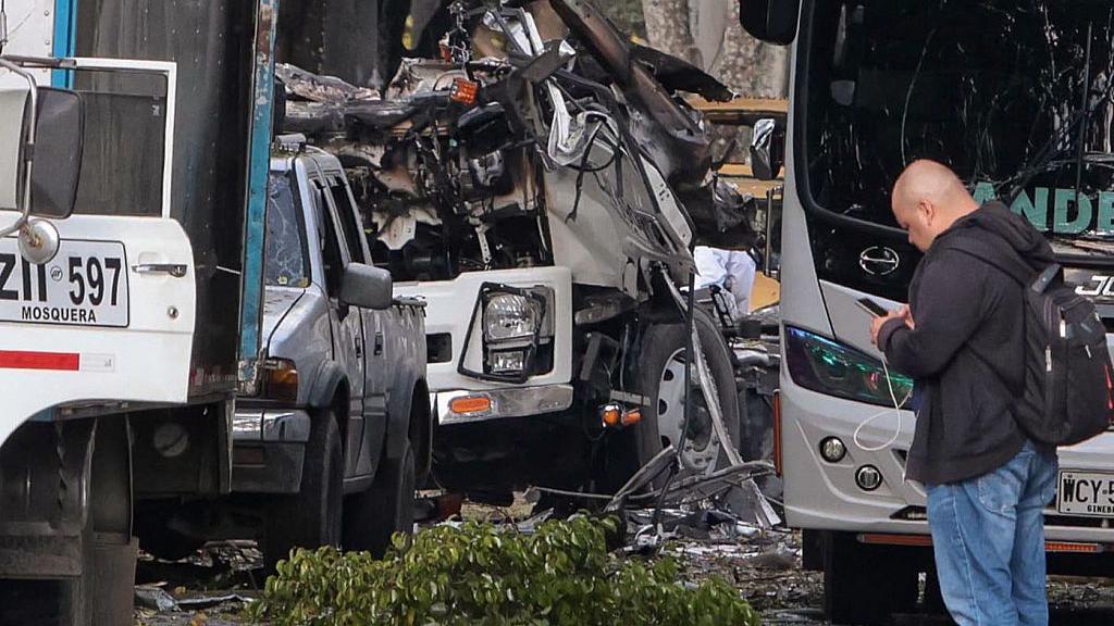 Estado destrozado de vehículos tras el atentado en Cali.