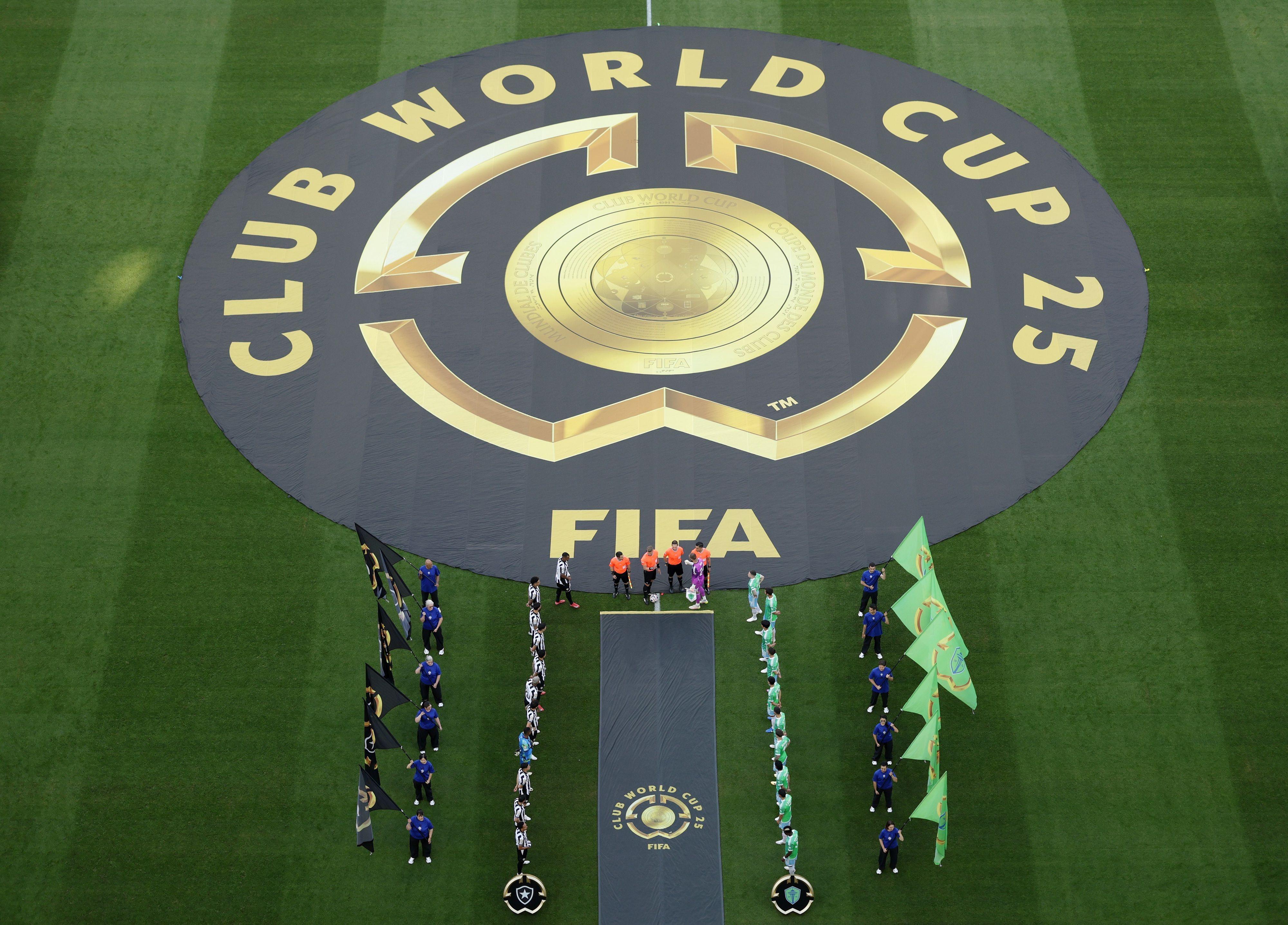 "جرس إنذار"، ارتفاع الحرارة ومشكلات أخرى تلقي بظلالها على مونديال 2026، فما موقف الفيفا؟ 8 شعار مونديال الأندية خلال إحدى مباريات البطولة في الولايات المتحدة