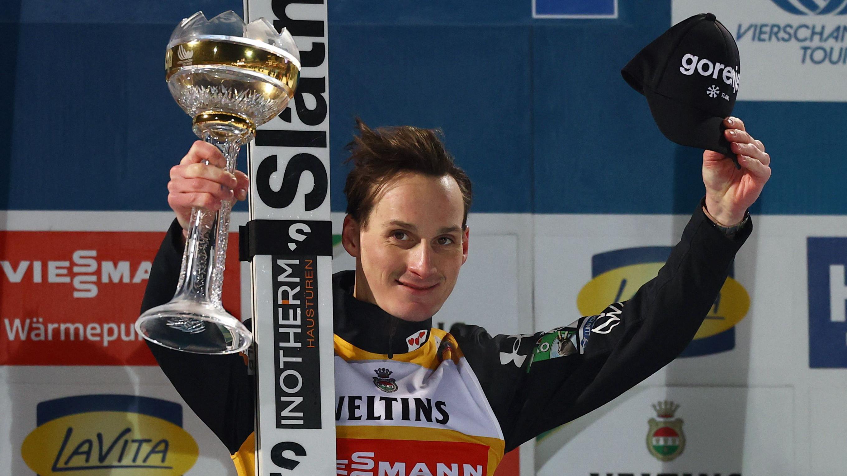 Domen Prevc sa trofejem iz Oberstdorfa