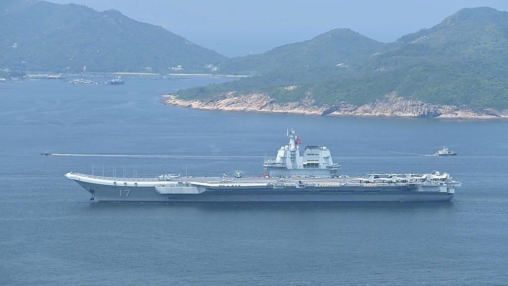 Aviones de combate y helicópteros estacionados en los puntos de despegue de la tradicional cubierta de vuelo de “salto de esquí” del segundo portaaviones de China, el Shandong, mientras navega por el Canal Lamma Oriental de Hong Kong.
