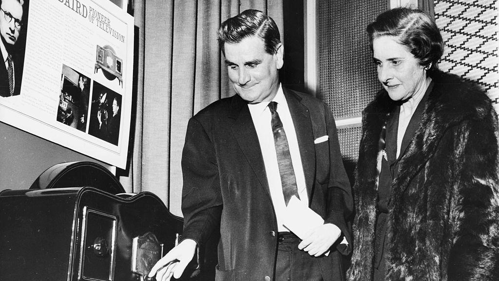 William Taynton e Margaret Baird, esposa do inventor escocês John Logie Baird, inspecionam um dos seus primeiros aparelhos televisores em uma recepção em homenagem ao inventor em Londres, no dia 14 de agosto de 1963