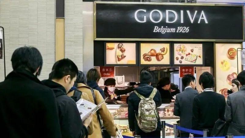شهد عام 2016 إقبالا كبيرا من الرجال على متجر "غوديفا" في طوكيو لشراء هدايا اليوم الأبيض للنساء