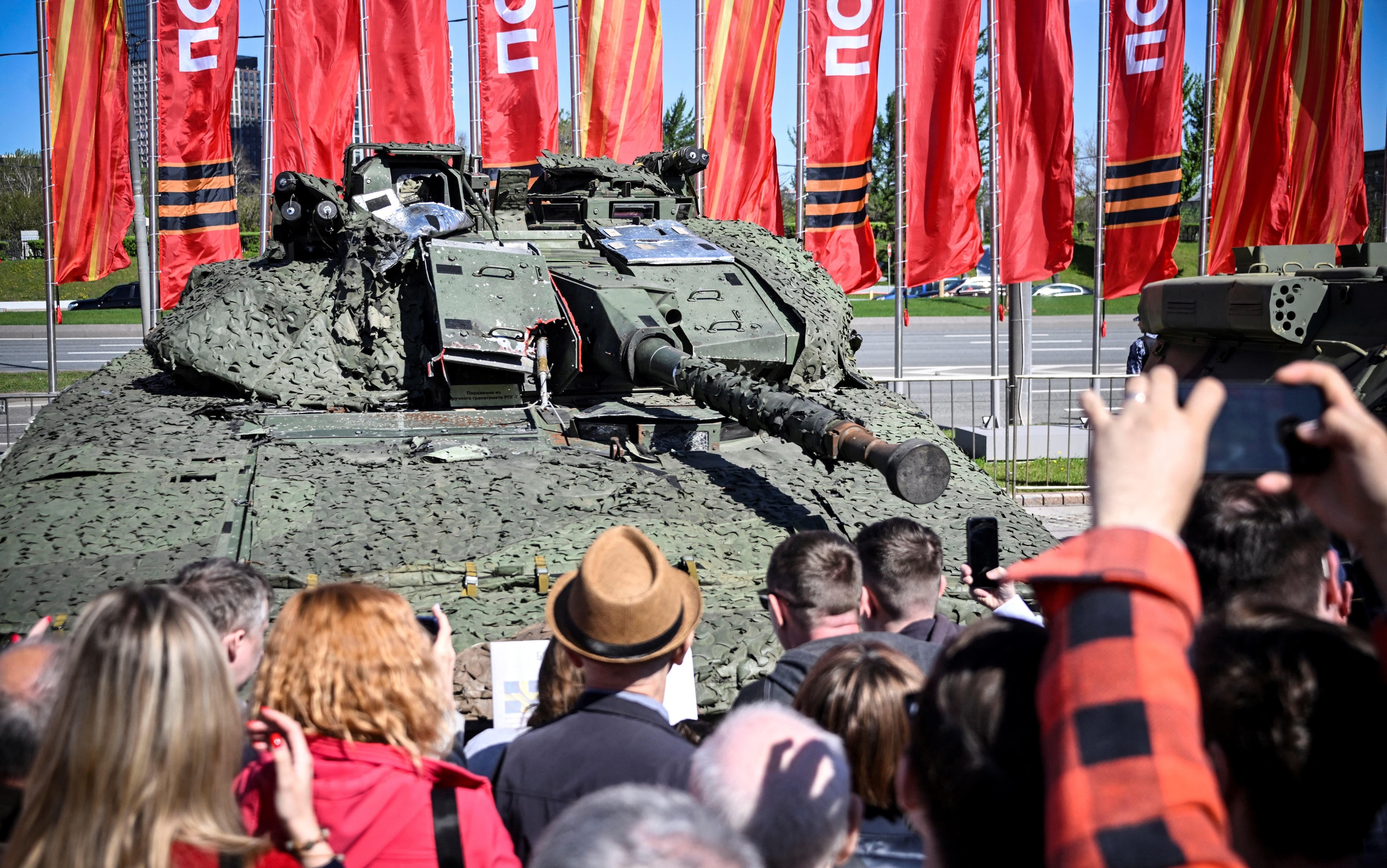 Zamrznuta ruska imovina: Šta hoće EU i zašto se Belgija protivi 4 ljudi u moskvi okupljeni oko švedskog transportera koji su ruske snage zarobile u Ukrajini