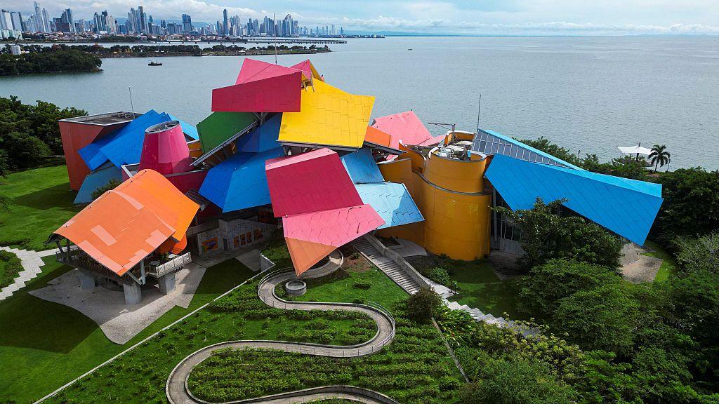 Esta vista aérea muestra el museo BioMuseo, dedicado a la biodiversidad y la historia natural de Panamá, en la Ciudad de Panamá el 30 de septiembre de 2025. (Foto de Martin BERNETTI / AFP) (Foto de MARTIN BERNETTI/AFP vía Getty Images)