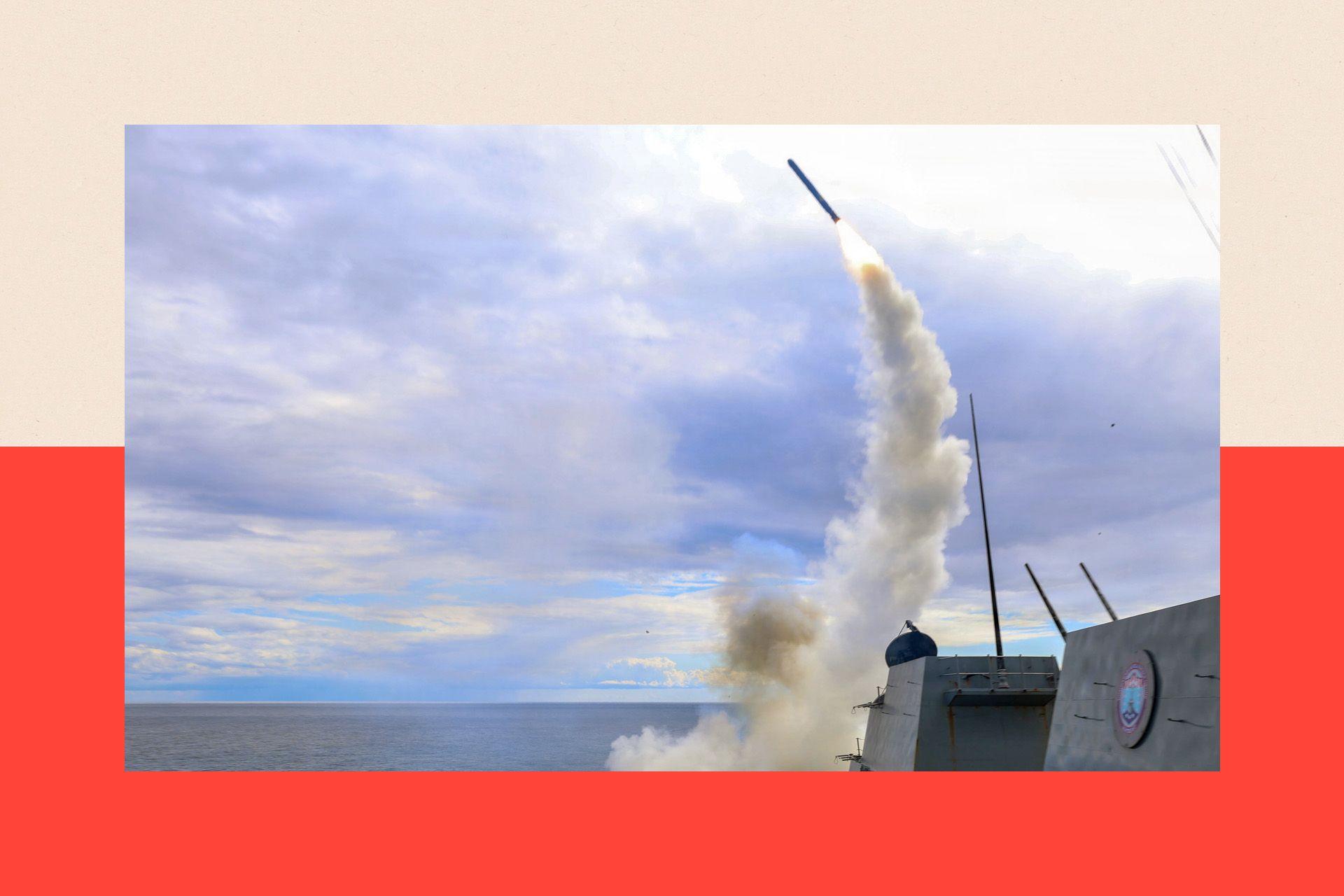 El destructor de misiles guiados clase Arleigh Burke USS Thomas Hudner (DDG 116) dispara un misil de ataque terrestre Tomahawk.
