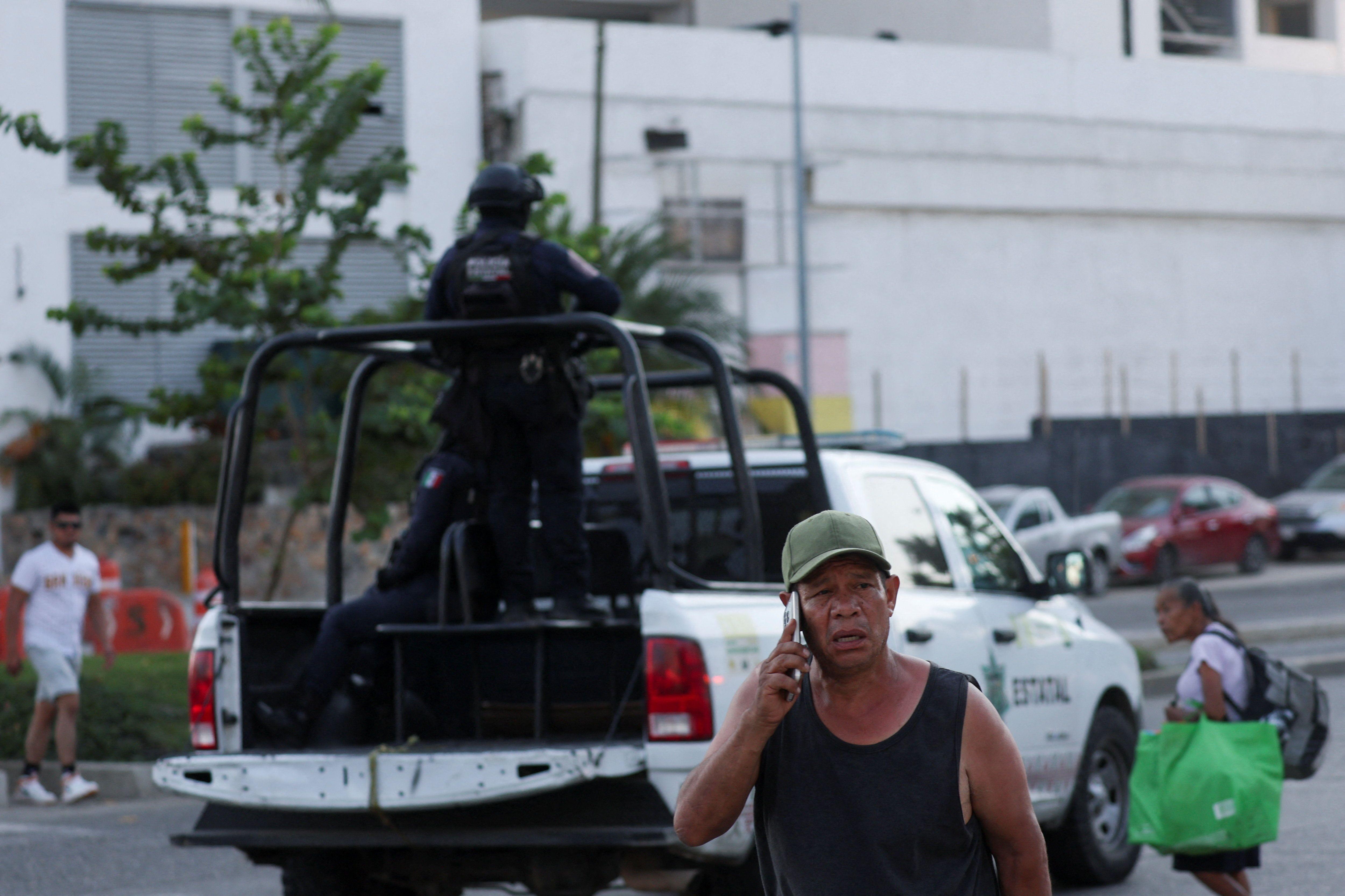 Policijske i vojne jedinice patroliraju ulicama mnogih meksičkih gradova zbog talasa nasilja posle ubistva šefa narko bande El Menča