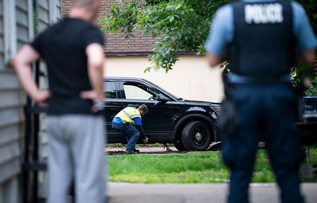 Un vehículo perteneciente a Vance Boelter es remolcado desde el callejón detrás de su casa el 14 de junio de 2025 en Minneapolis, Minnesota.