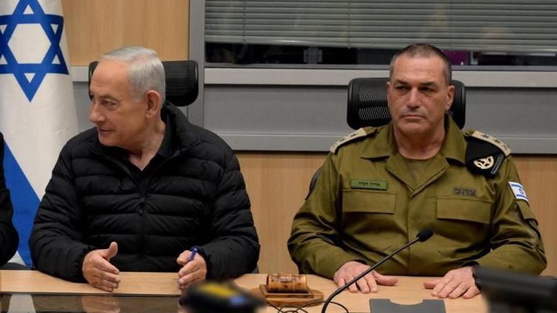 Eyal Zamir (der) con el primer ministro de Israel, Benjamin Netanyahu