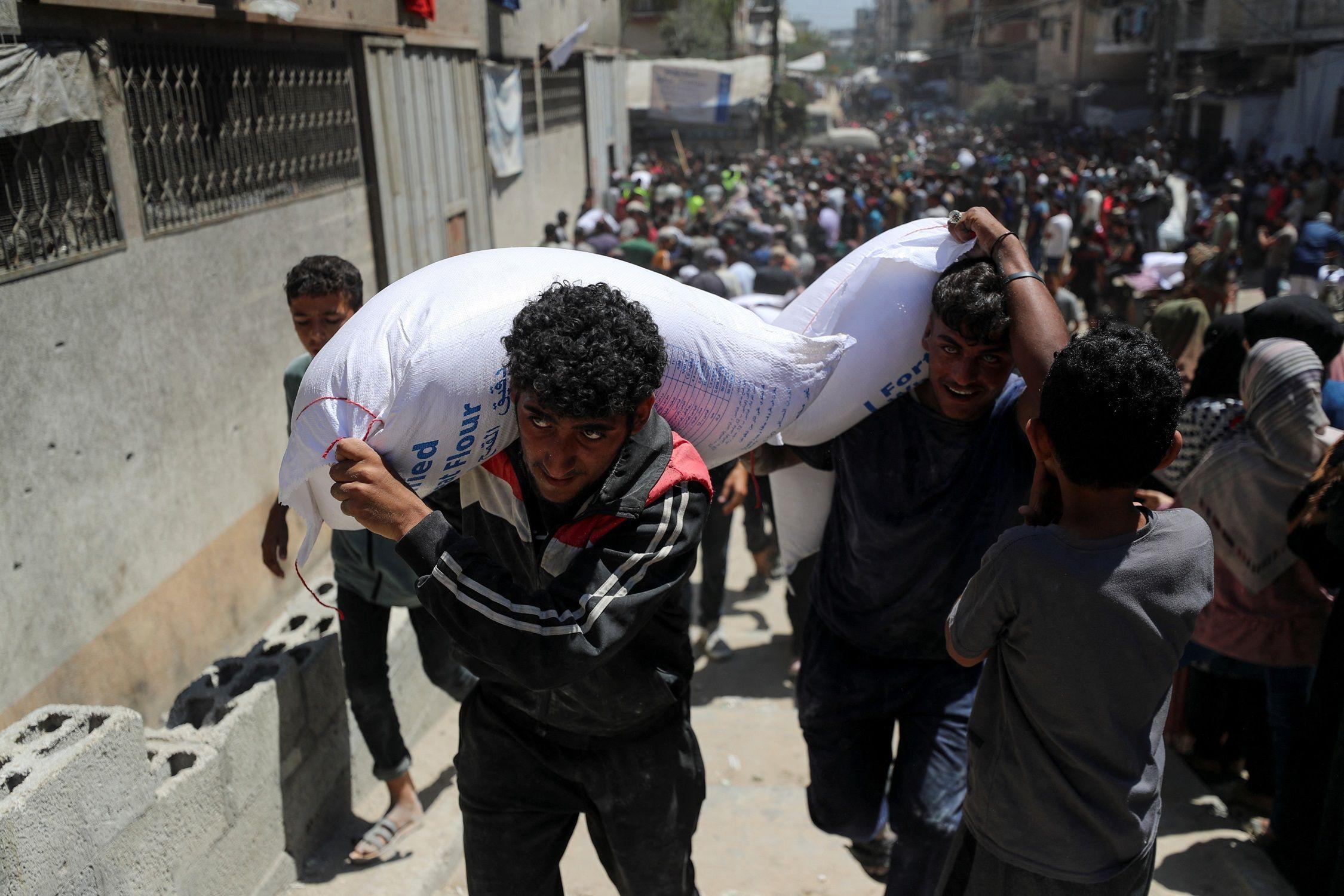 فلسطينيون يحاولون الحصول على مساعدات في غزة