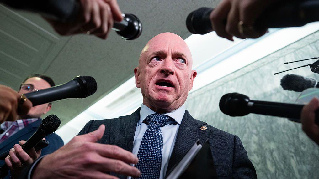 El senador Mark Kelly, demócrata por Arizona, habla con periodistas en el edificio Dirksen