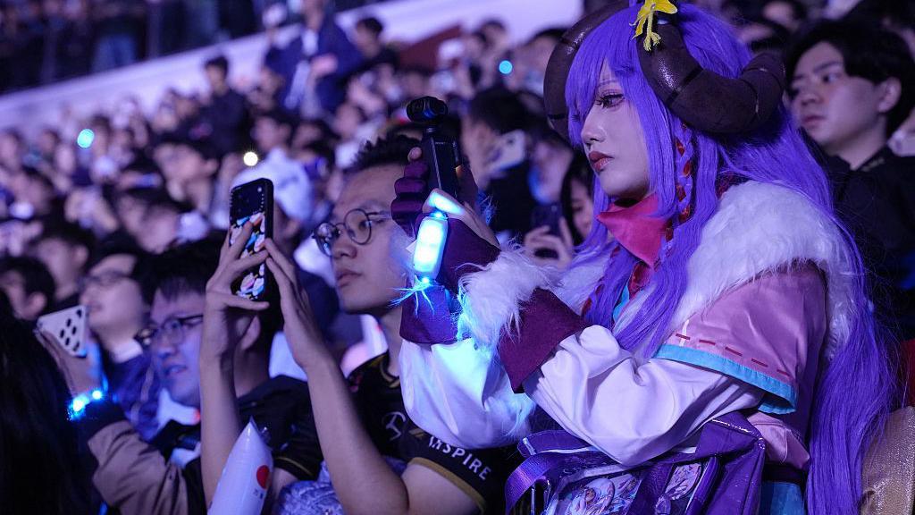 動漫穿著的亞洲電競迷在看台上