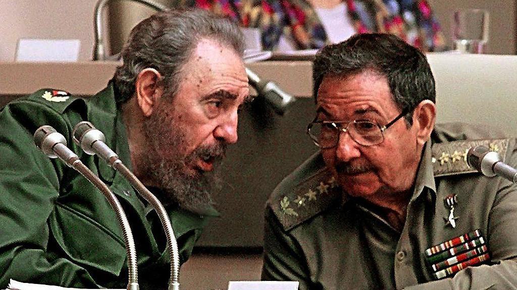 Fidel e Ra&uacute;l Castro