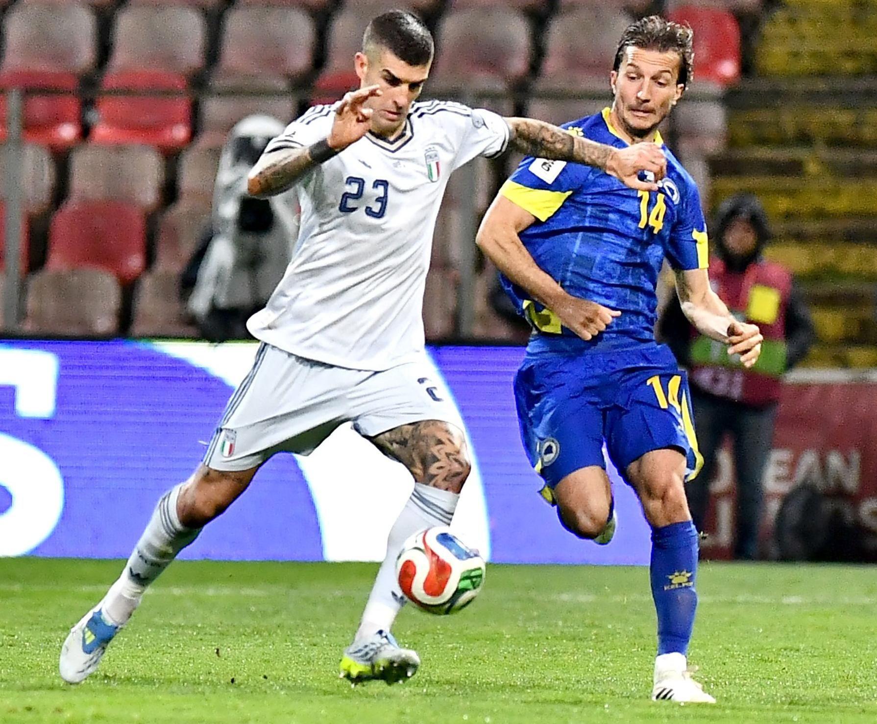 إيفان سونجيتش (يمين) من البوسنة والهرسك في مواجهة جيانلوكا مانشيني من إيطاليا خلال مباراة الملحق الأوروبي المؤهل لكأس العالم 2026 بين البوسنة والهرسك وإيطاليا