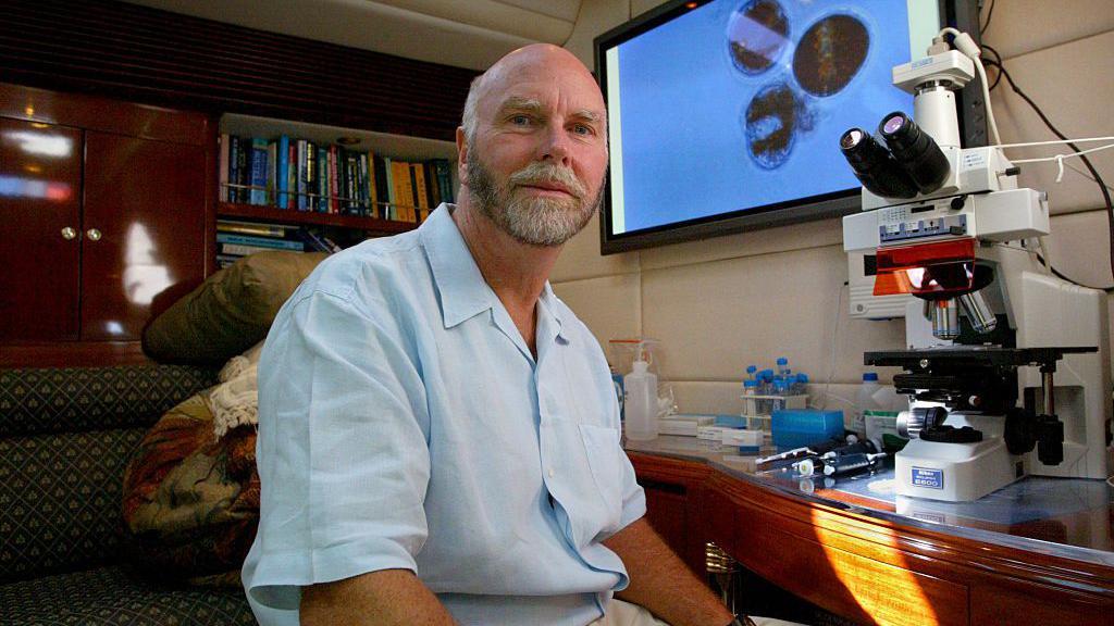 Venter junto a un microscopio.
