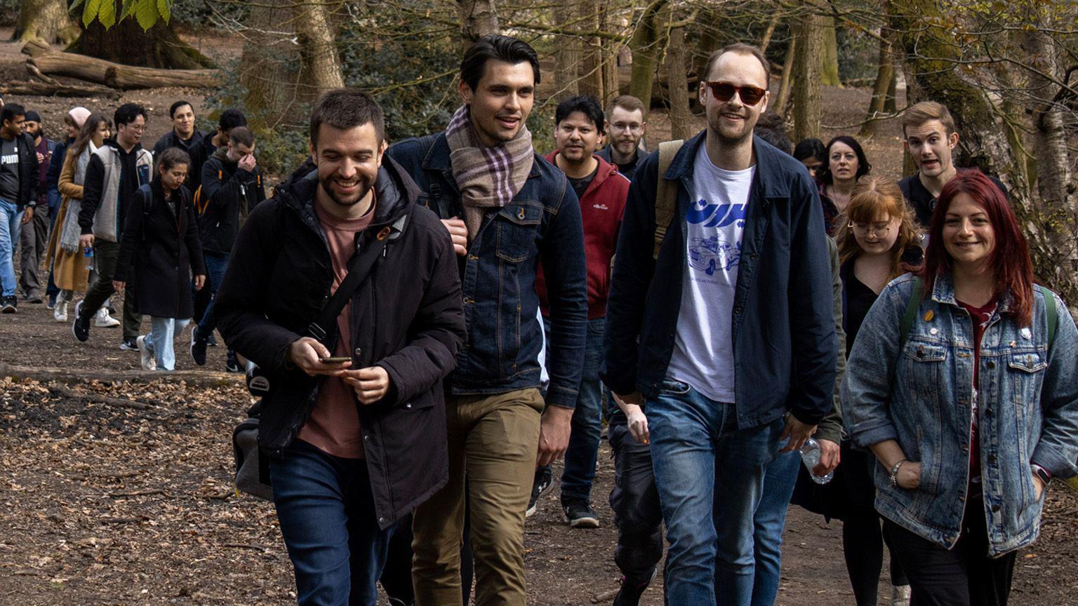 人們正在倫敦公園散步