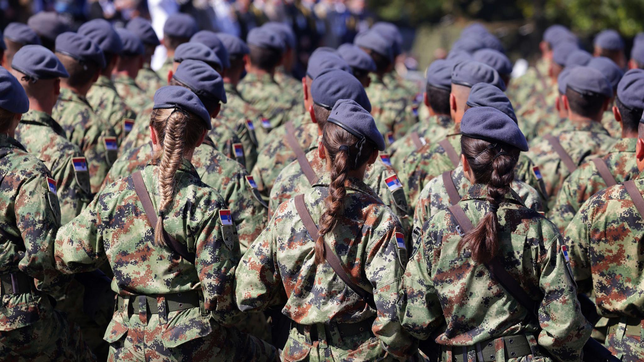 Može li se 21. veku biti izvan vojnih saveza 1 Pripadnici vojske Srbije (muškarci i žene) okrenuti leđima u uniformi
