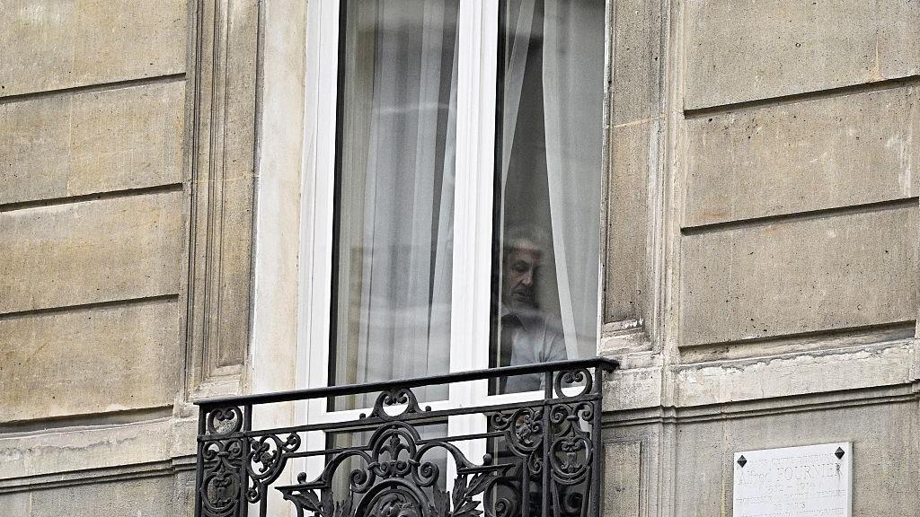 ساركوزي يطل من نافذة مكتبه في باريس قبل أن يسلم نفسه لإدارة السجن