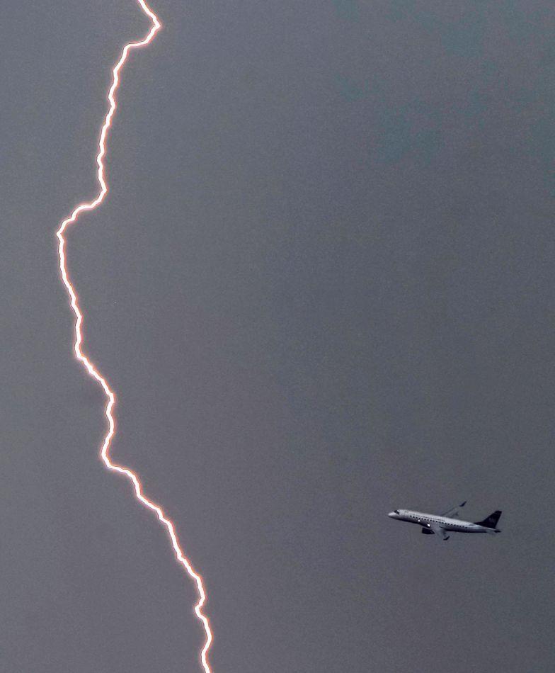 Raio perto de avião que decolou no aeroporto de Logan