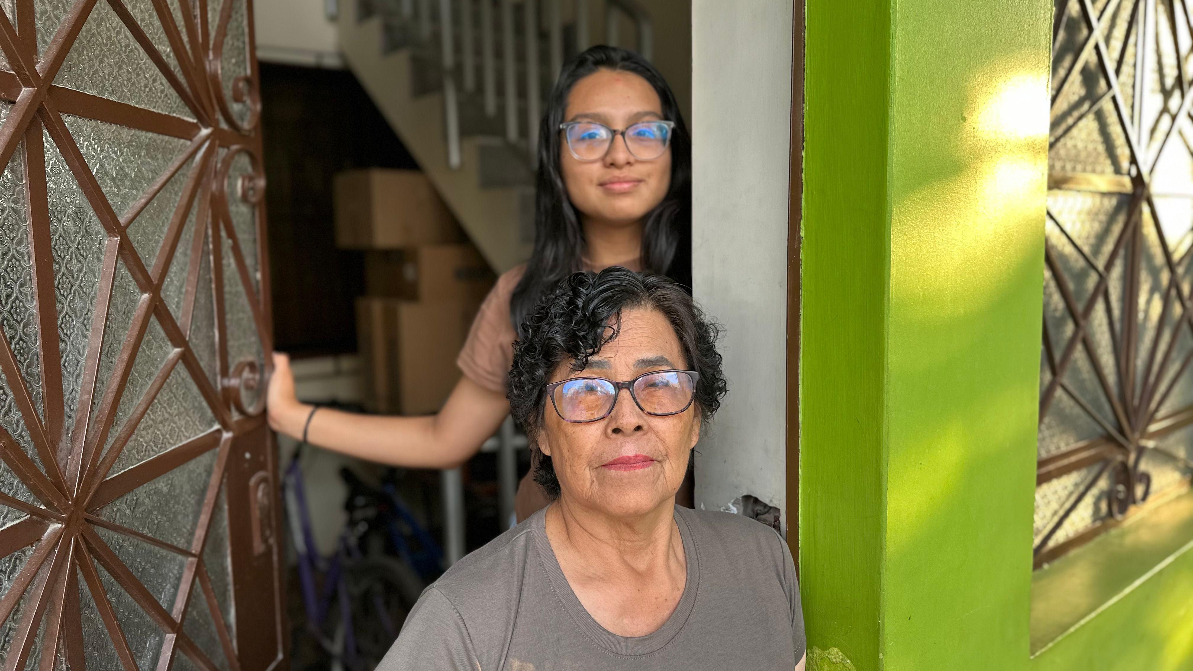 Alejandra Gómez con su tía Mirsa Amasifen en la puerta de su casa en el distrito Los Olivos, en el norte de Lima. 