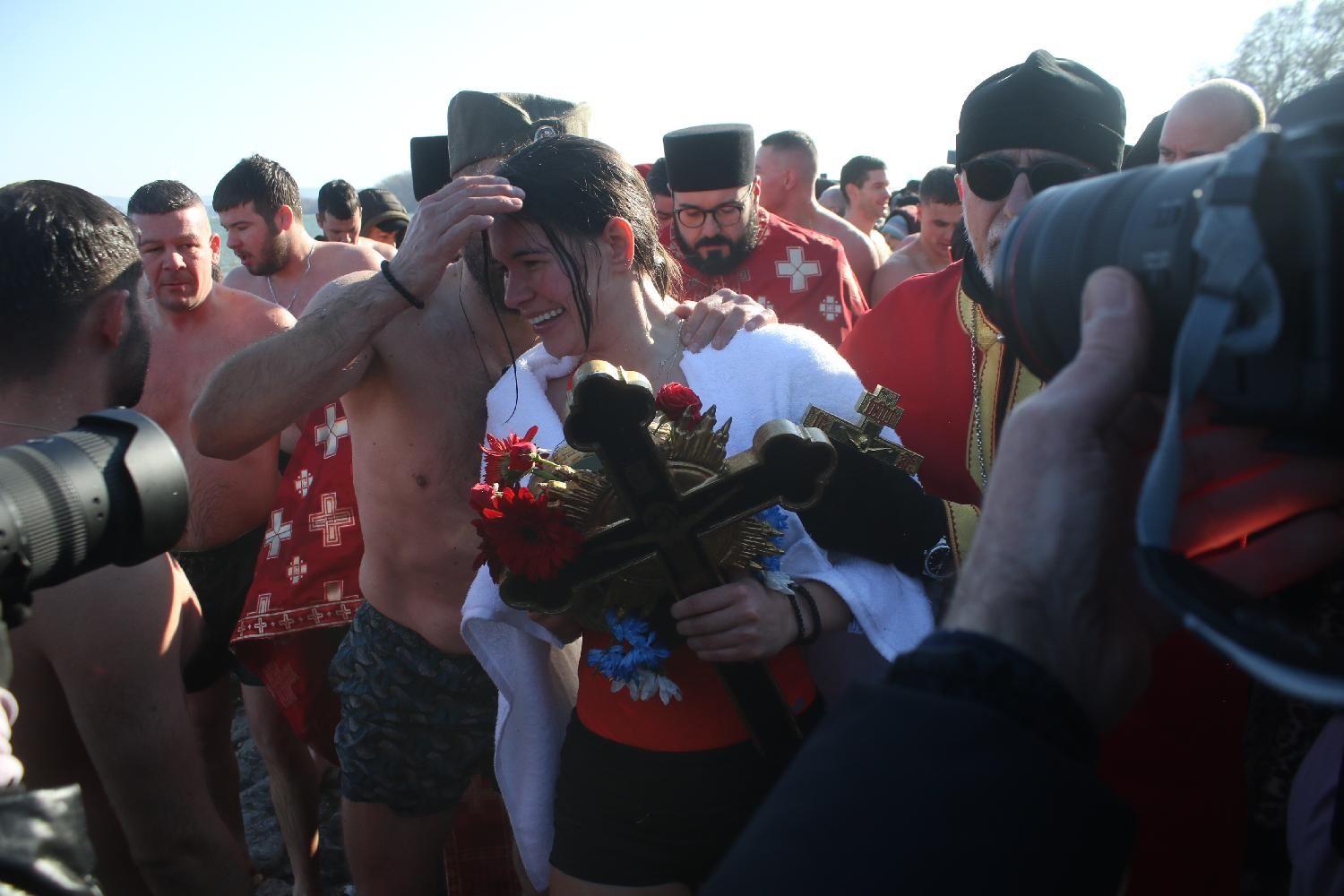 bogojavljanje u zemunu, plivanje za časni krst u zemunu na bogojavljanje, devojka prva doplivala do časnog krsta u zemunu