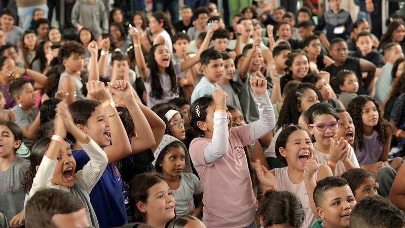 Alunos comemoram anúncio de prêmio na quadra da escola