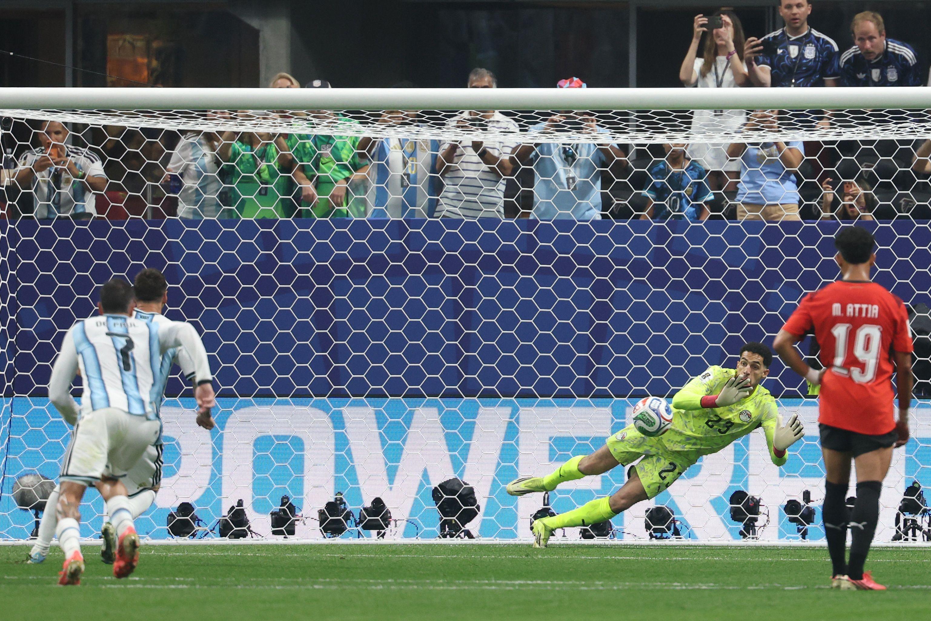 كأس العالم: مصر تتقدم على الأرجنتين بهدف لياسر إبراهيم وميسي يضيع ركلة جزاء
