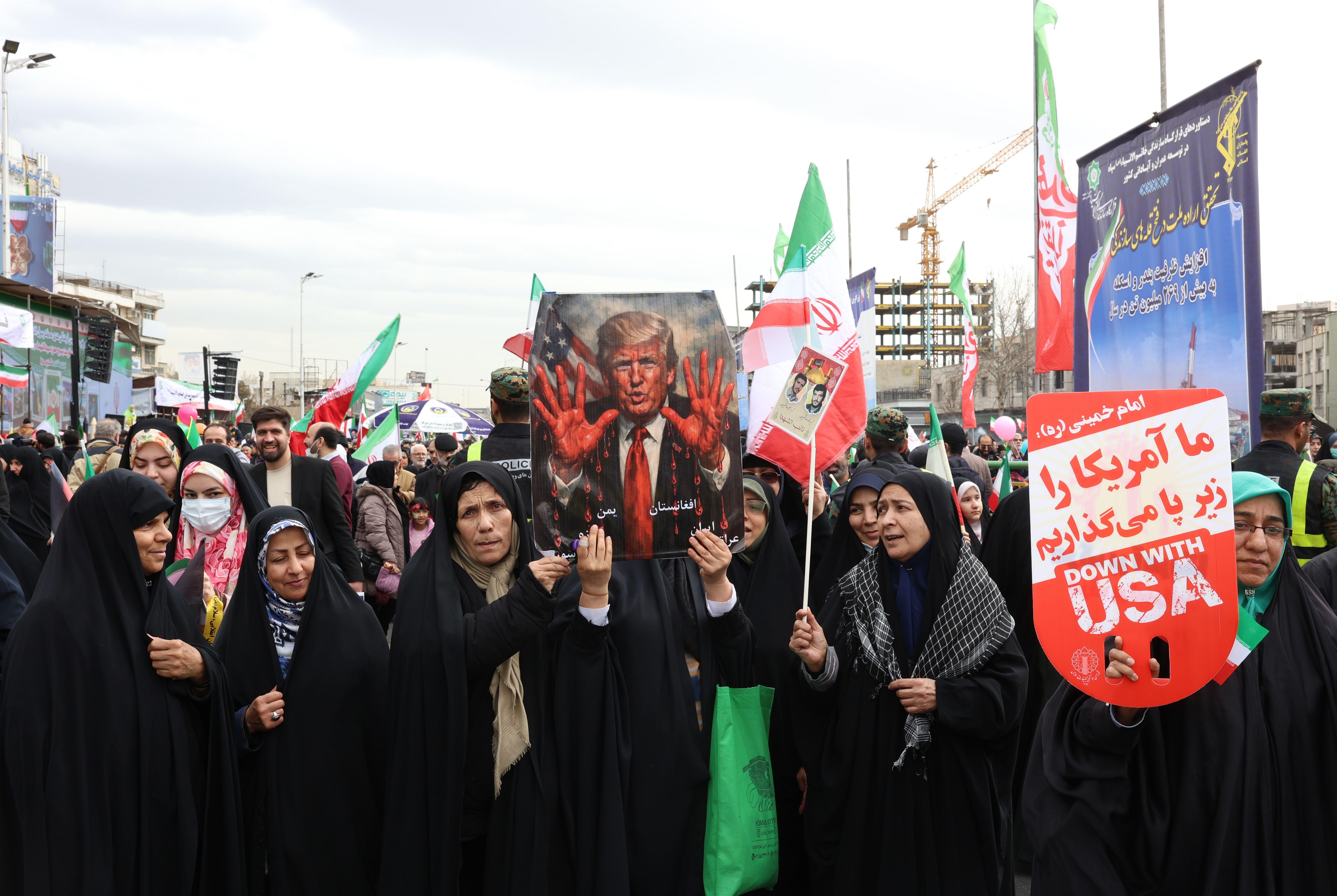 Iranci učestvuju u proslavi 47. godišnjice Islamske revolucije u Teheranu, Iran, 11. februara 2026. Islamska Republika obeležava godišnjicu revolucije iz 1979. godine, kojom je svrgnuta monarhija i uspostavljena Islamska Republika Iran, sa ajatolahom Ruholahom Homeinijem kao njenim prvim vrhovnim vođom. Žene u Teheranu nose poster Donalda Trampa čije su ruke krvave i poruke: 'Dole SAD'